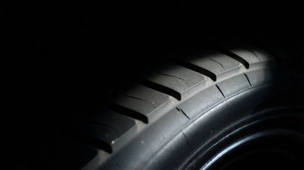 Unentdeckte Pluspunkte von Reifen mit Kleber: Warum sie wichtig sind